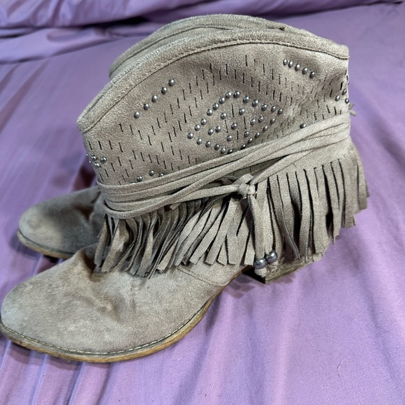 Not Rated Shoes - Size 8 women’s heeled booties